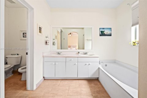 Villa ou maison à vendre à Miami, Floride: 3 chambres, 164.44 m2 № 2008820 - photo 15