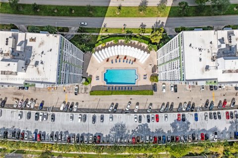 Купить кондоминиум в Норт-Майами, Флорида 2 спальни, 110.37м2, № 1971001 - фото 26