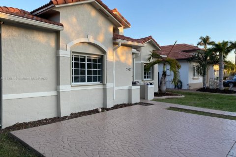 House in Miami, Florida 3 bedrooms, 149.39 sq.m. № 1802764 - photo 10
