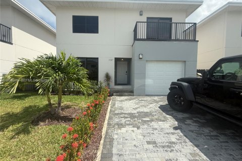 Снять в аренду виллу или дом в Флорида-Сити, Флорида 5 спален, 168.15м2, № 1986172 - фото 1