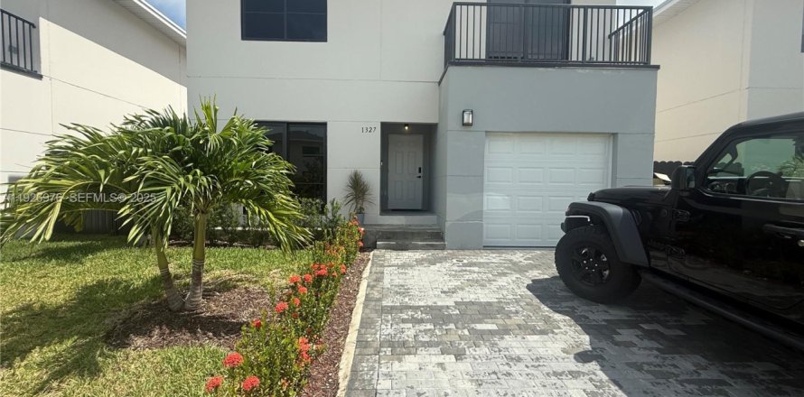 Дом в Флорида-Сити, Флорида 5 спален, 168.15м2 № 1986172