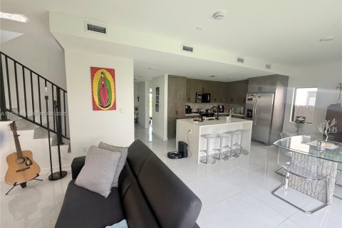 Снять в аренду виллу или дом в Флорида-Сити, Флорида 5 спален, 168.15м2, № 1986172 - фото 2