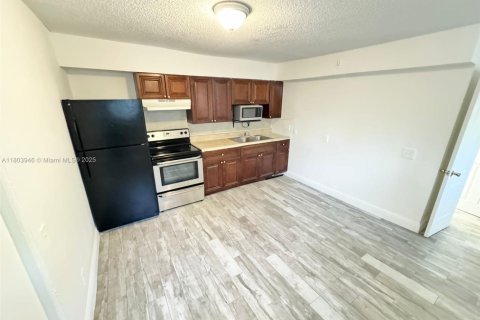 Casa en alquiler en Lake Worth, Florida, 1 dormitorio № 1935316 - foto 1