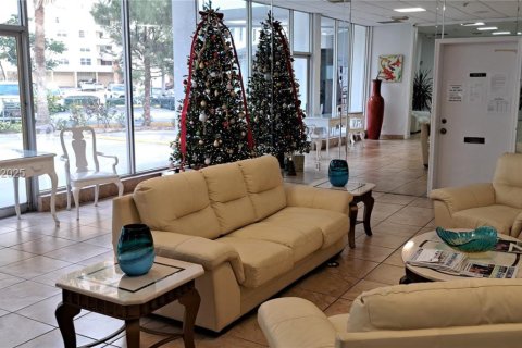 Condo in Hallandale Beach, Florida, 1 bedroom № 1988380 - photo 15