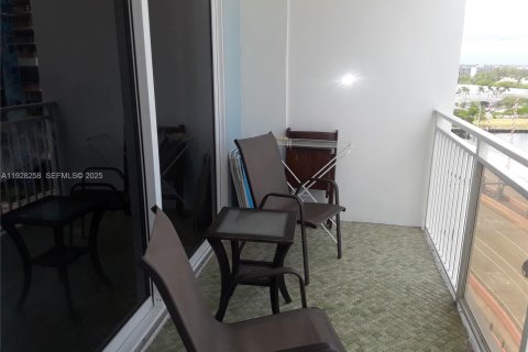 Condo in Hallandale Beach, Florida, 1 bedroom № 1988380 - photo 14