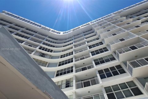 Condo in Hallandale Beach, Florida, 1 bedroom № 1988380 - photo 1