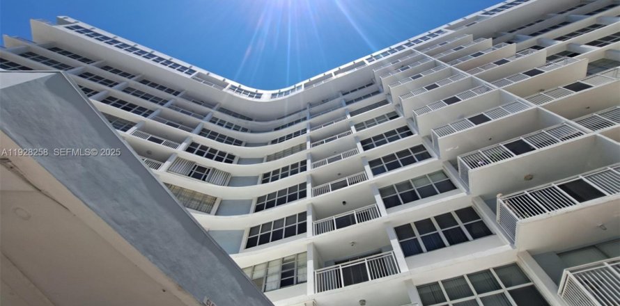 Condo in Hallandale Beach, Florida, 1 bedroom № 1988380