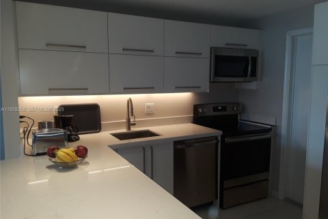 Condo in Hallandale Beach, Florida, 1 bedroom № 1988380 - photo 6