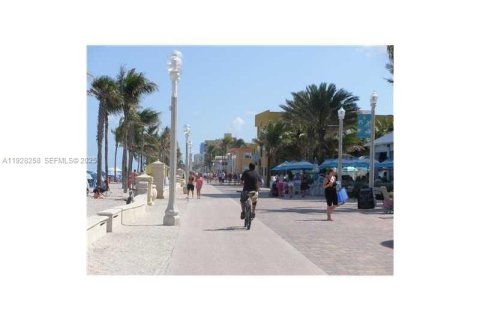 Condo in Hallandale Beach, Florida, 1 bedroom № 1988380 - photo 29