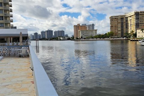 Condo in Hallandale Beach, Florida, 1 bedroom № 1988380 - photo 25