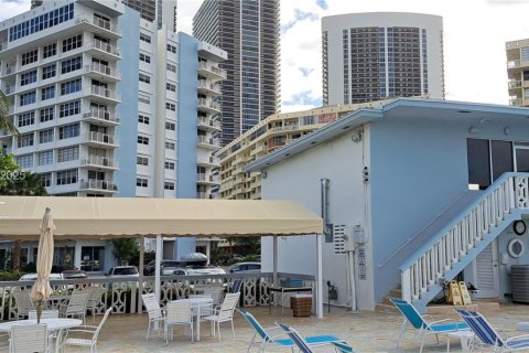 Condo in Hallandale Beach, Florida, 1 bedroom № 1988380 - photo 21