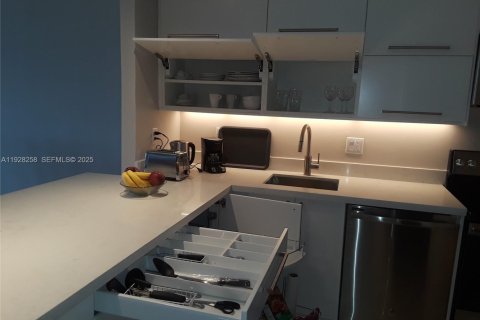 Condo in Hallandale Beach, Florida, 1 bedroom № 1988380 - photo 7