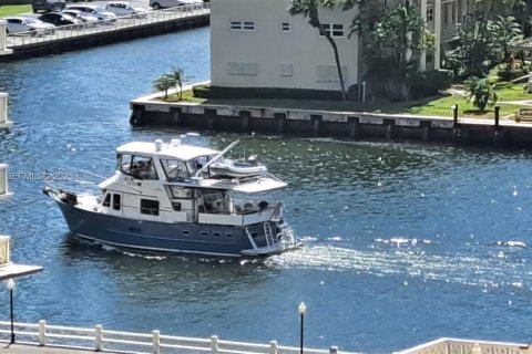 Condo in Hallandale Beach, Florida, 1 bedroom № 1988380 - photo 23