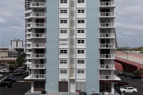 Condo in Hallandale Beach, Florida, 1 bedroom № 1988380 - photo 24