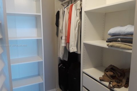 Condo in Hallandale Beach, Florida, 1 bedroom № 1988380 - photo 12