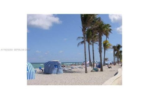 Condo in Hallandale Beach, Florida, 1 bedroom № 1988380 - photo 28