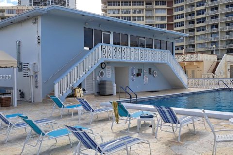 Condo in Hallandale Beach, Florida, 1 bedroom № 1988380 - photo 26