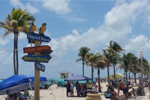 Condo in Hallandale Beach, Florida, 1 bedroom № 1988380 - photo 30