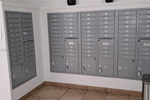 Condo in Hallandale Beach, Florida, 1 bedroom № 1988380 - photo 17