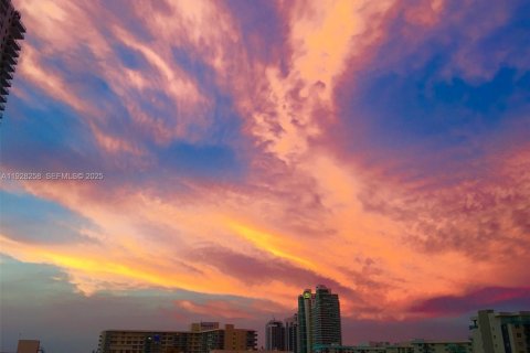 Condo in Hallandale Beach, Florida, 1 bedroom № 1988380 - photo 4