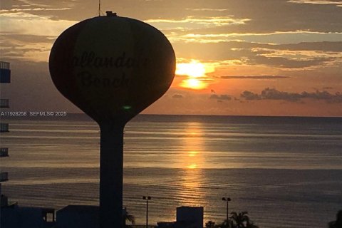 Condo in Hallandale Beach, Florida, 1 bedroom № 1988380 - photo 5