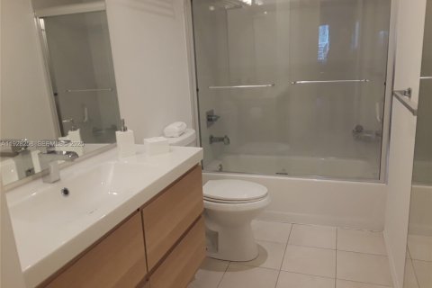 Condo in Hallandale Beach, Florida, 1 bedroom № 1988380 - photo 11