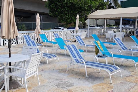 Condo in Hallandale Beach, Florida, 1 bedroom № 1988380 - photo 22