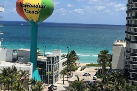 Condo in Hallandale Beach, Florida, 1 bedroom № 1988380 - photo 3