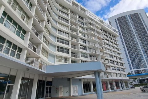 Condo in Hallandale Beach, Florida, 1 bedroom № 1988380 - photo 2