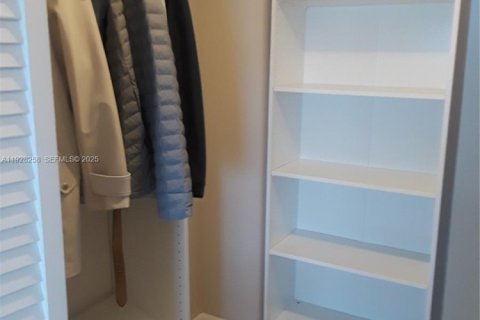 Condo in Hallandale Beach, Florida, 1 bedroom № 1988380 - photo 13