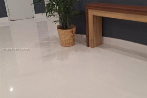 Condo in Hallandale Beach, Florida, 1 bedroom № 1988380 - photo 18