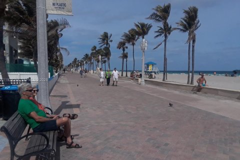 Condo in Hallandale Beach, Florida, 1 bedroom № 1988380 - photo 27