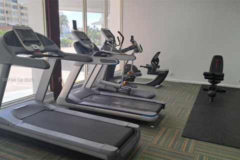 Condo in Hallandale Beach, Florida, 1 bedroom № 1988380 - photo 20