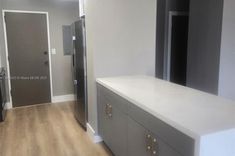 Condominio en alquiler en Bay Harbor Islands, Florida, 1 dormitorio, 83.15 m2 № 1952778 - foto 6