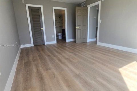 Condominio en alquiler en Bay Harbor Islands, Florida, 1 dormitorio, 83.15 m2 № 1952778 - foto 10