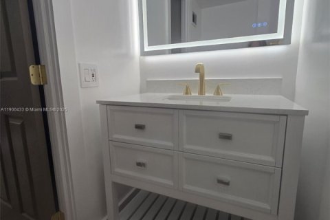 Condominio en alquiler en Bay Harbor Islands, Florida, 1 dormitorio, 83.15 m2 № 1952778 - foto 9