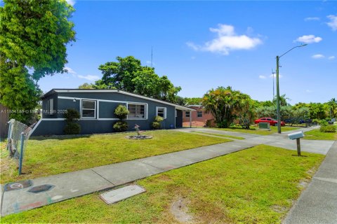 House in West Park, Florida 3 bedrooms, 98.29 sq.m. № 1872676 - photo 2