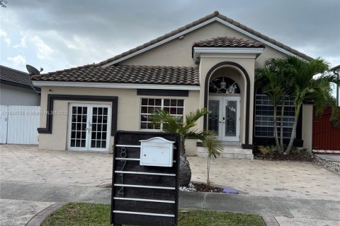 House in Miami Lakes, Florida 4 bedrooms, 228.91 sq.m. № 1949240 - photo 1