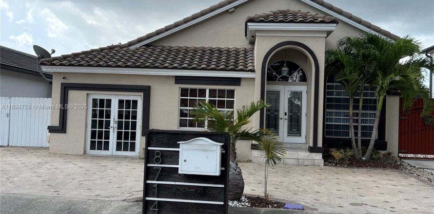 House in Miami Lakes, Florida 4 bedrooms, 228.91 sq.m. № 1949240