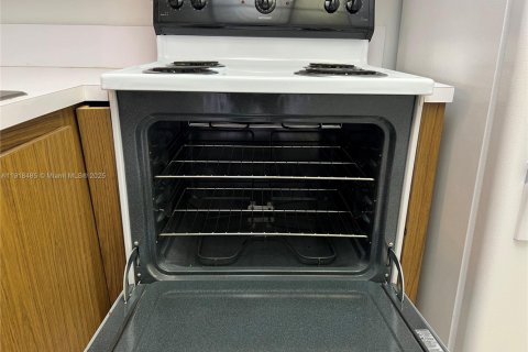 Condo in Tamarac, Florida, 1 bedroom № 1973215 - photo 6