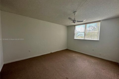 Condo in Tamarac, Florida, 1 bedroom № 1973215 - photo 16