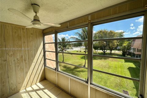Condo in Tamarac, Florida, 1 bedroom № 1973215 - photo 1