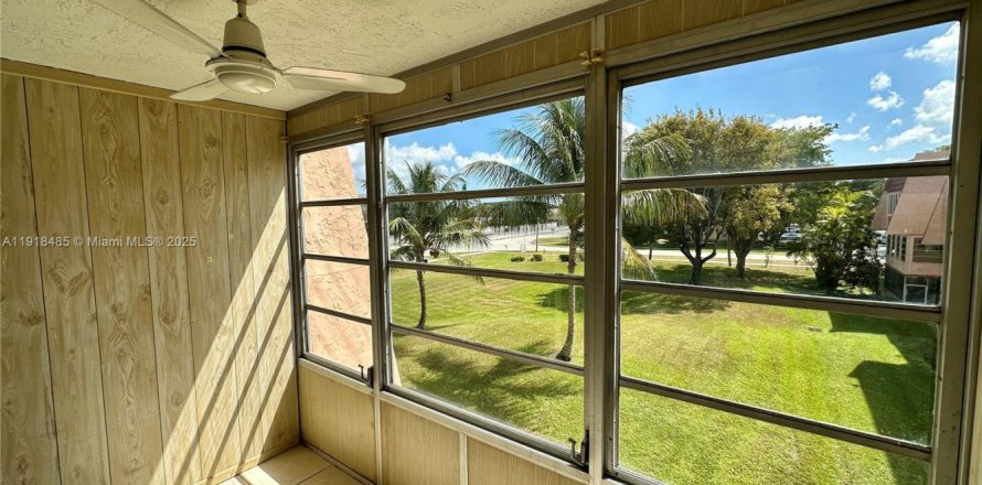 Condo in Tamarac, Florida, 1 bedroom № 1973215