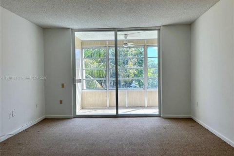 Condo in Tamarac, Florida, 1 bedroom № 1973215 - photo 12