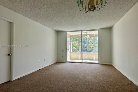 Condo in Tamarac, Florida, 1 bedroom № 1973215 - photo 11