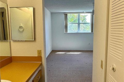 Condo in Tamarac, Florida, 1 bedroom № 1973215 - photo 22