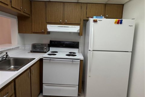 Condo in Tamarac, Florida, 1 bedroom № 1973215 - photo 28