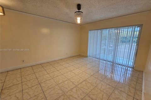 Condominio en venta en Tamarac, Florida, 1 dormitorio, 57.13 m2 № 1990197 - foto 2