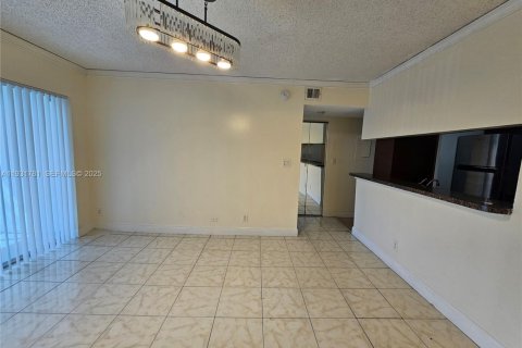 Condominio en venta en Tamarac, Florida, 1 dormitorio, 57.13 m2 № 1990197 - foto 5