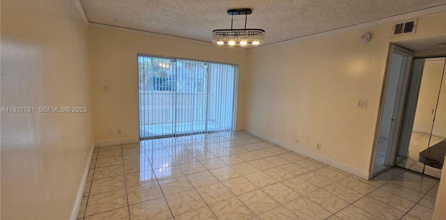 Condominio en Tamarac, Florida, 1 dormitorio № 1990197